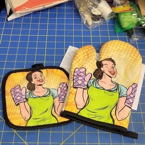 Retro Style Oven Mitt and Pot Holder Set Of 2
